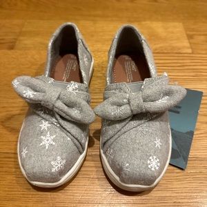 NWT Toms snowflake print size toddler 10